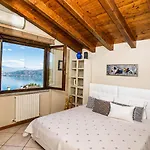 Marta Villa *